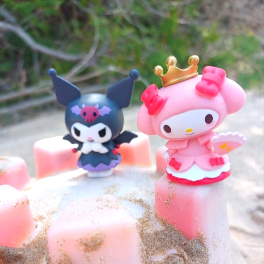Angelic My Melody figure with Devilish Kuromi figure